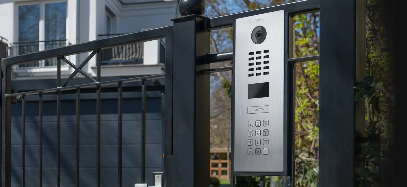 DoorBird IP videókaputelefon családi ház kapujánál