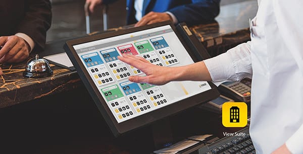 Vimar ViewSuite szállodai automatizálási rendszer érintőképernyős kezelőfelülete a recepción.